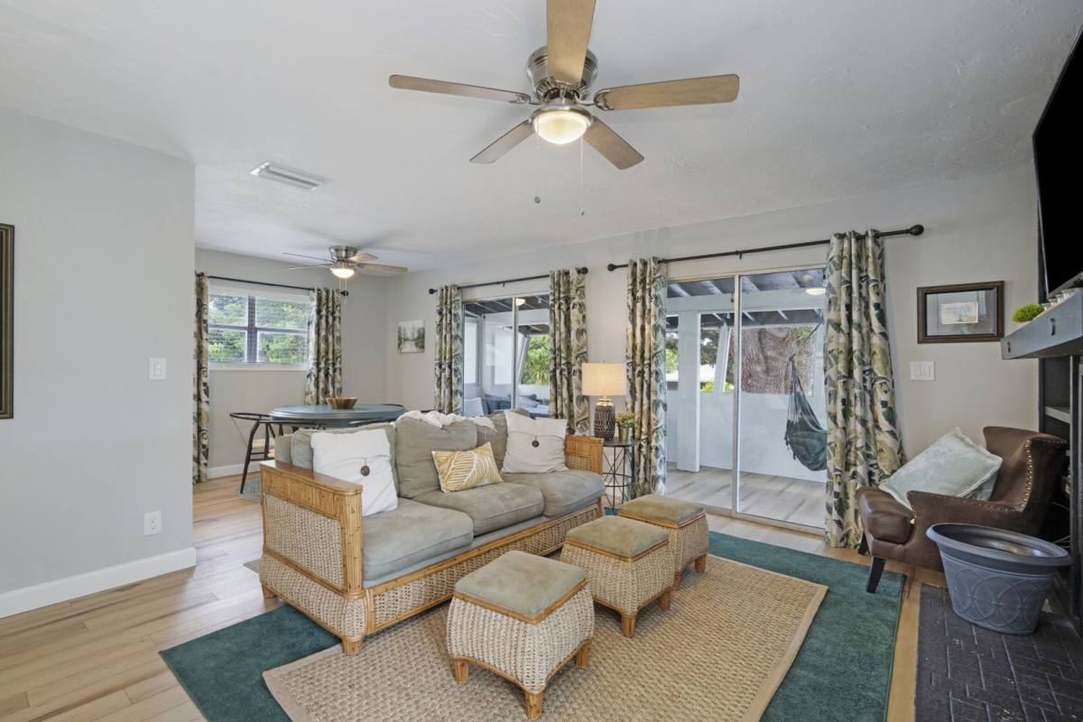 Apartment for rent at 4705 Hollingsworth Ave, Sarasota, FL 34233