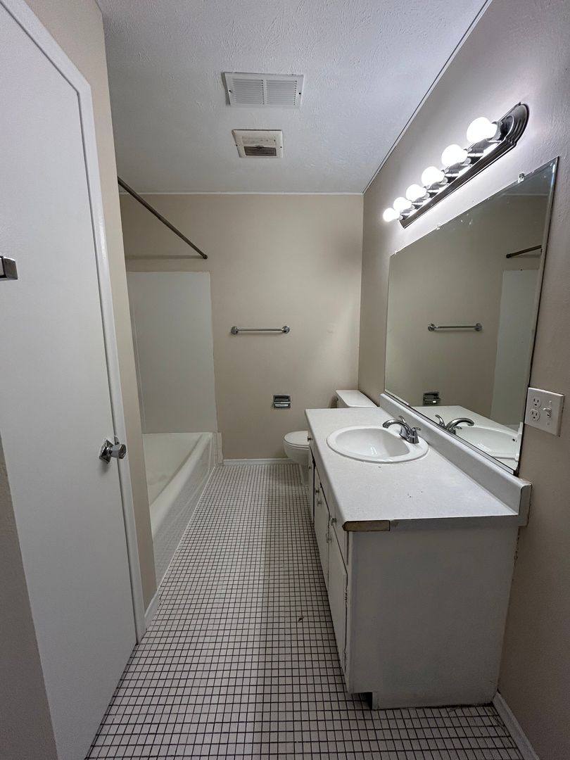 Apartment for rent at 915 N 48th Ave, Omaha, NE 68132