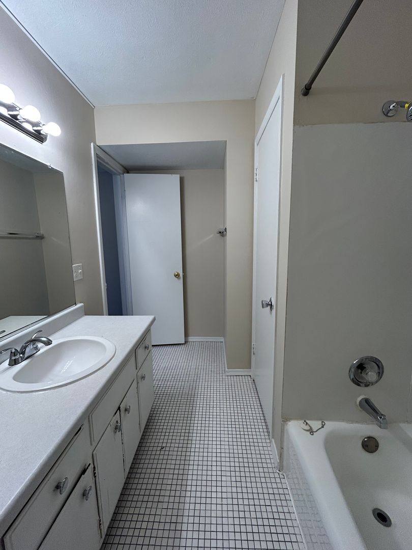 Apartment for rent at 915 N 48th Ave, Omaha, NE 68132