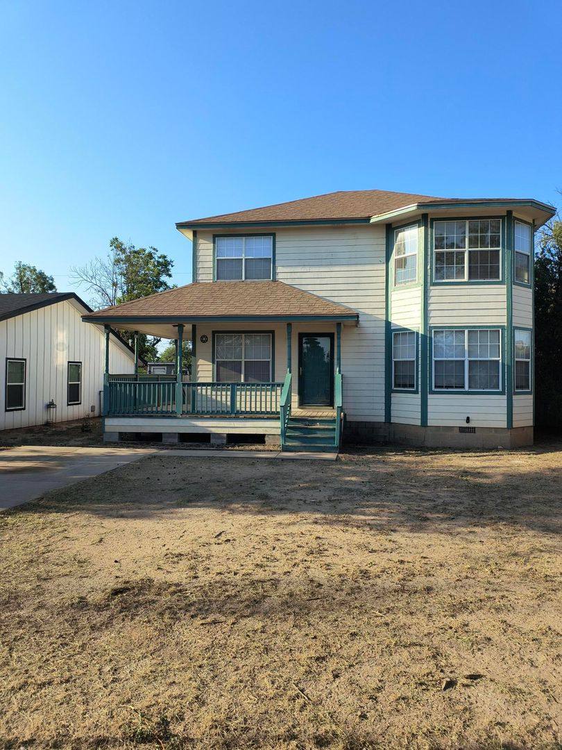 House for rent at 423 W Ave, San Angelo, TX 76903