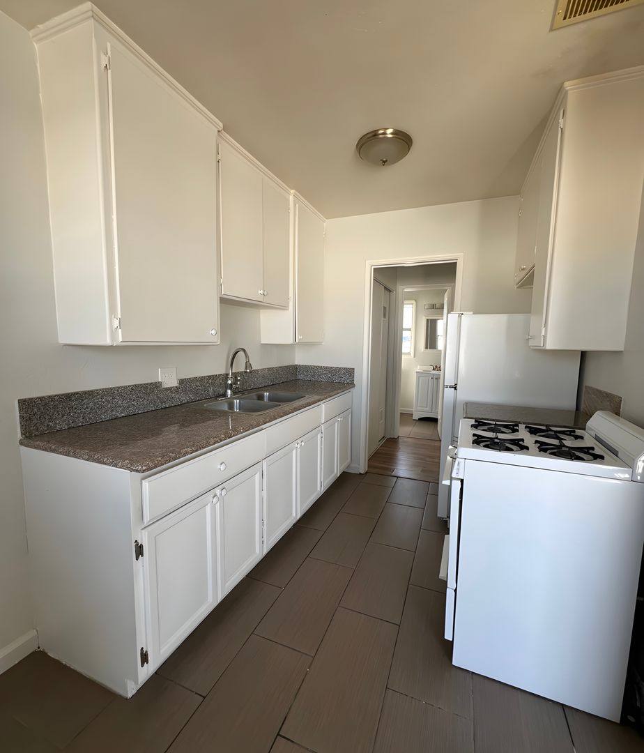 Apartment for rent at 7516 S Western Ave, Los Angeles, CA 90047