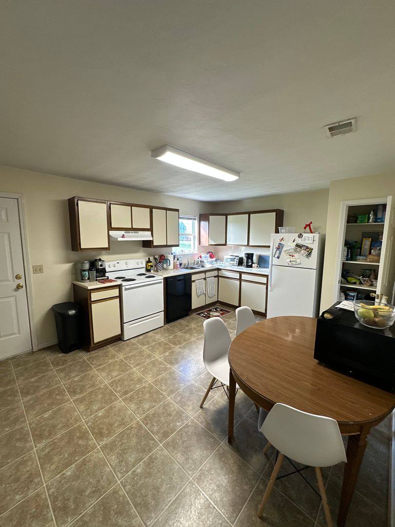 Apartment for rent at 215 Pheasant Run Dr, Blacksburg, VA 24060