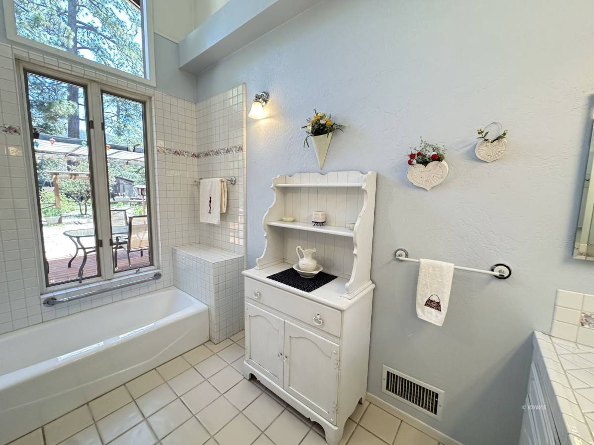 Apartment for rent at 26748 McMahan, Idyllwild, CA 92549