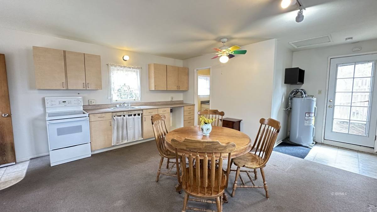 Apartment for rent at 26748 McMahan, Idyllwild, CA 92549