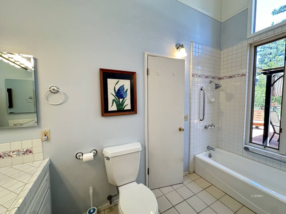 Apartment for rent at 26748 McMahan, Idyllwild, CA 92549