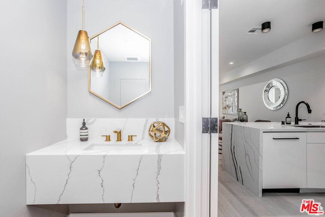 Apartment for rent at 105 S Doheny Dr #205, Los Angeles, CA 90048