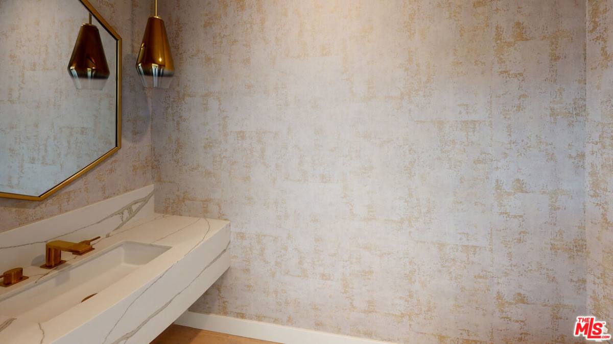 Apartment for rent at 105 S Doheny Dr #205, Los Angeles, CA 90048