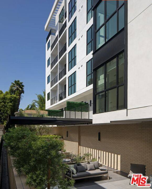 Apartment for rent at 105 S Doheny Dr #205, Los Angeles, CA 90048