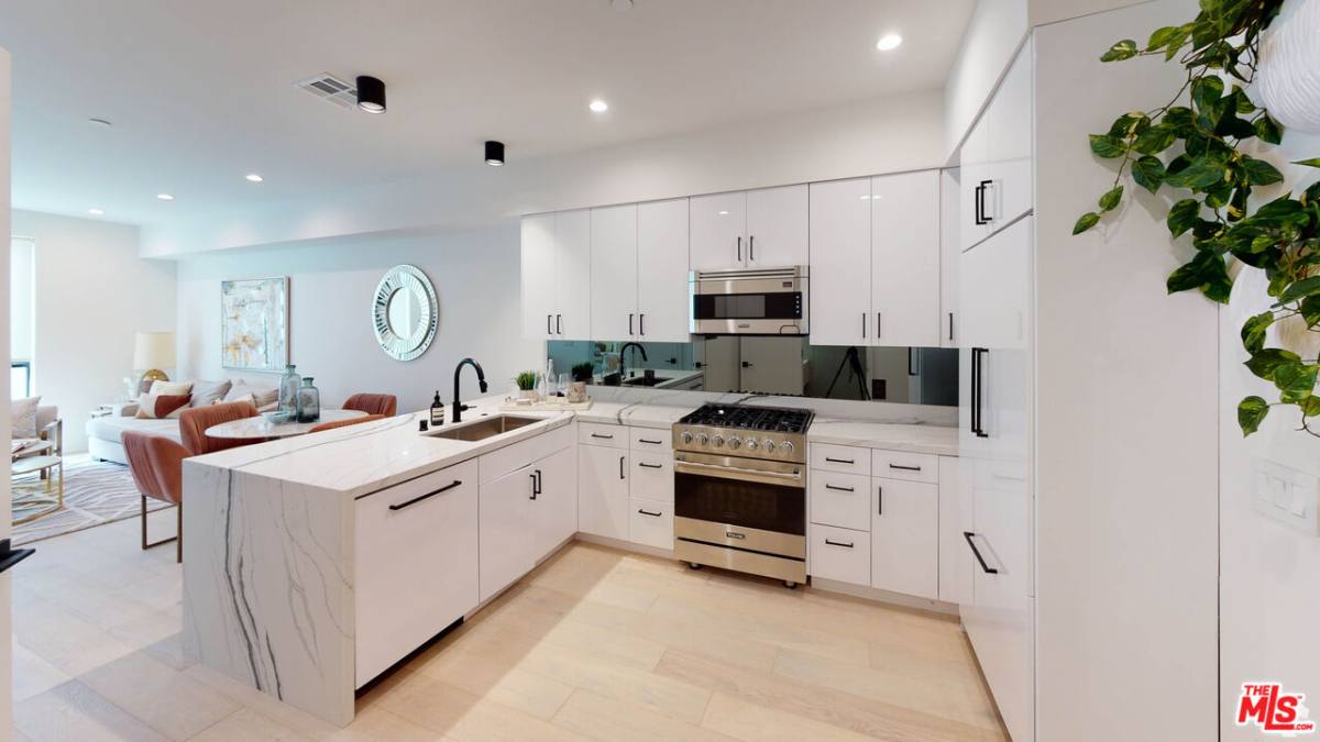 Apartment for rent at 105 S Doheny Dr #205, Los Angeles, CA 90048