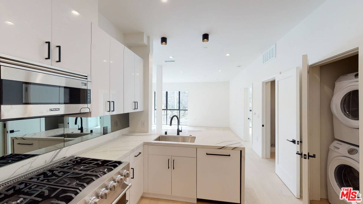 Apartment for rent at 105 S Doheny Dr #205, Los Angeles, CA 90048
