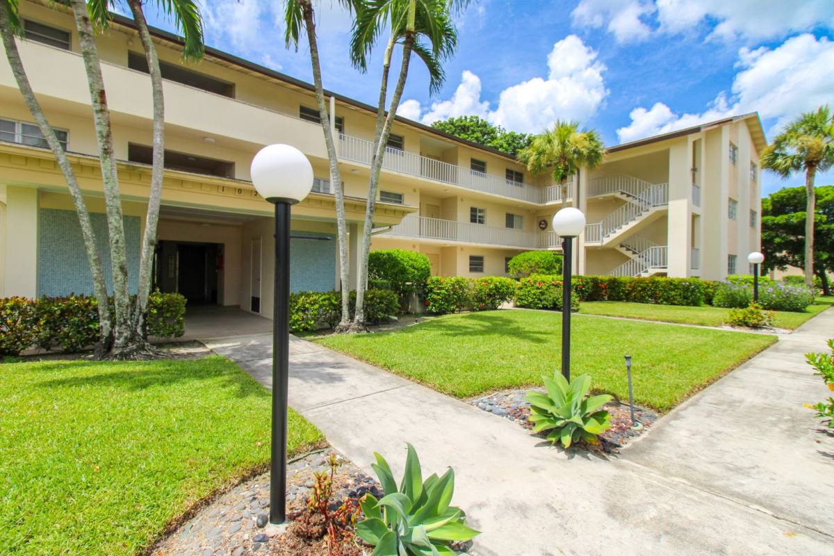Condo for rent at 1020 Palm View Dr, Naples, FL 34110
