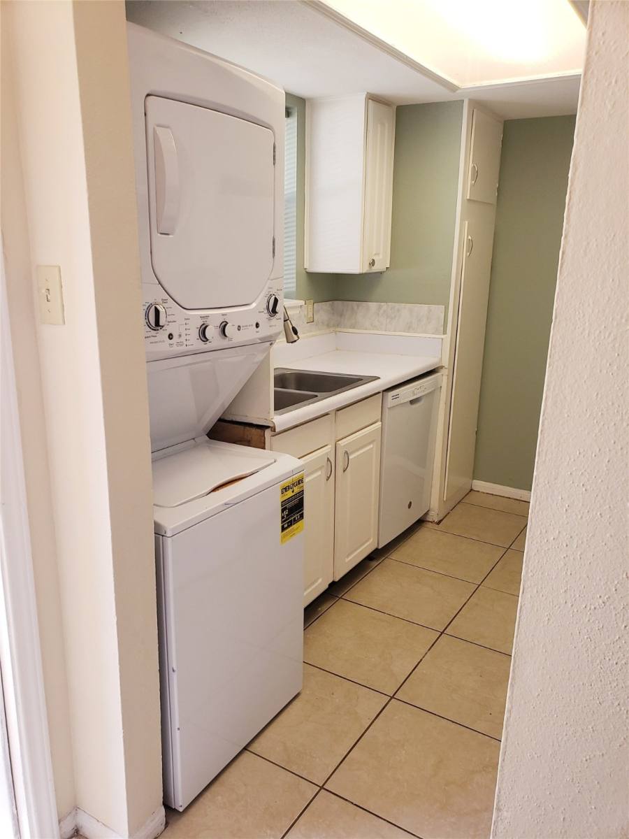 Townhouse for rent at 14333 Memorial Dr #99, Houston, TX 77079