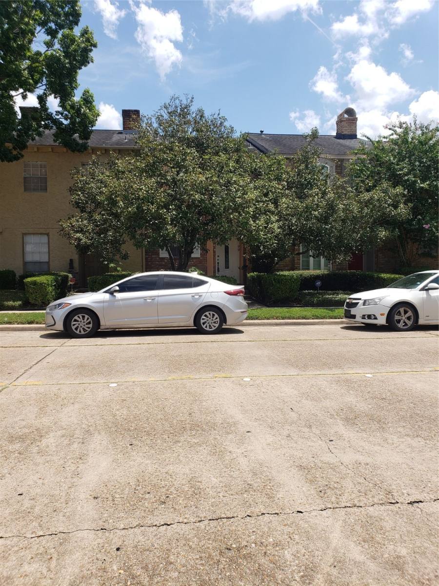 Townhouse for rent at 14333 Memorial Dr #99, Houston, TX 77079