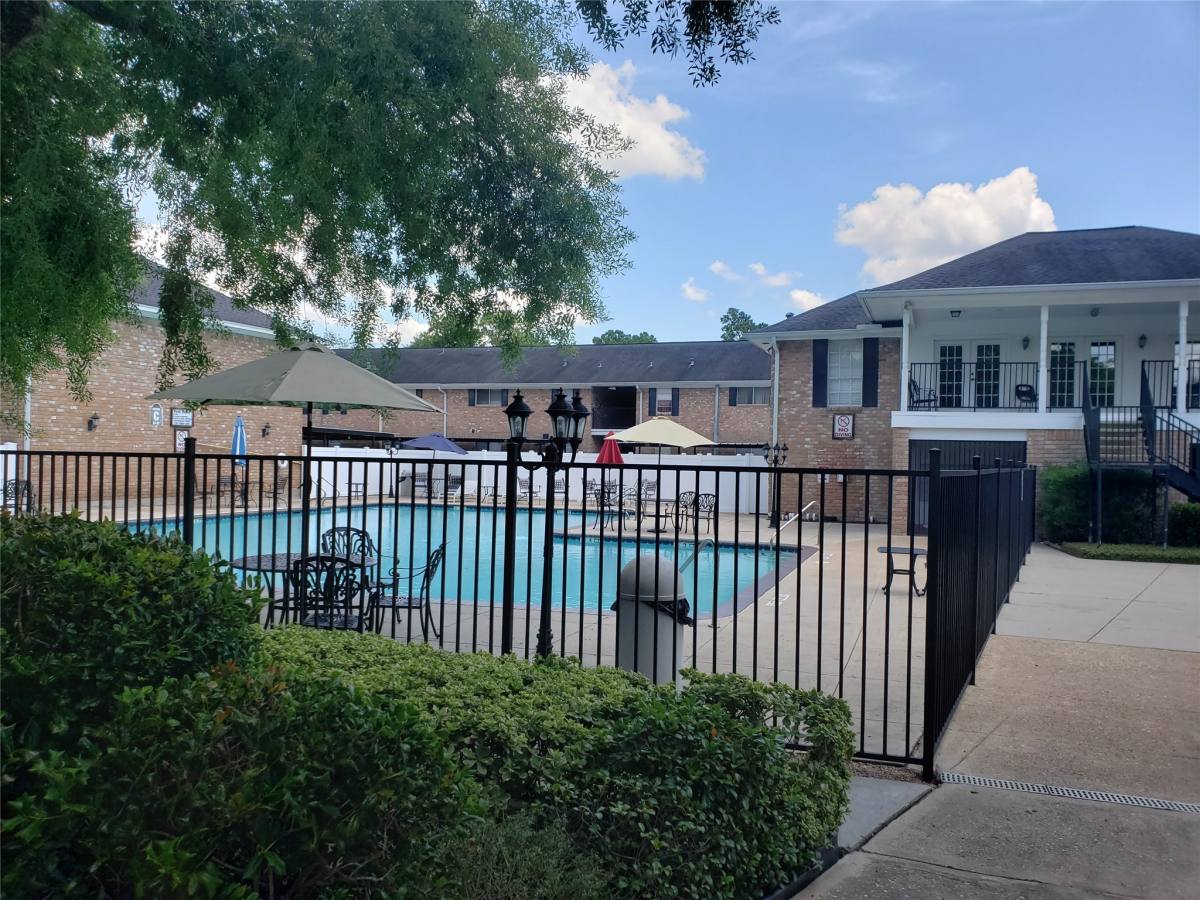 Townhouse for rent at 14333 Memorial Dr #99, Houston, TX 77079