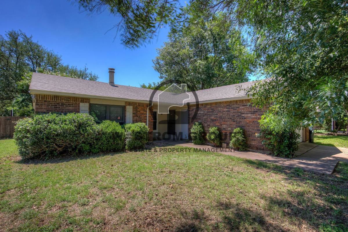House for rent at 7801 Summerglen Rd, Fort Worth, TX 76133