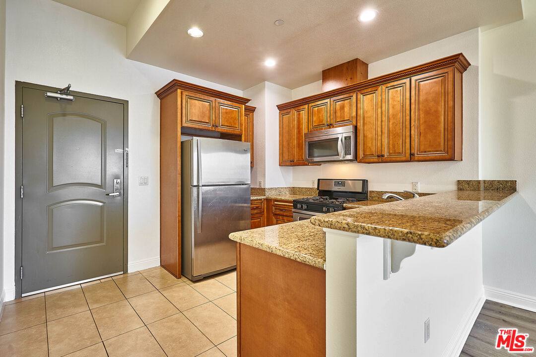 Apartment for rent at 345 S Gramercy Place #212, Los Angeles, CA 90020