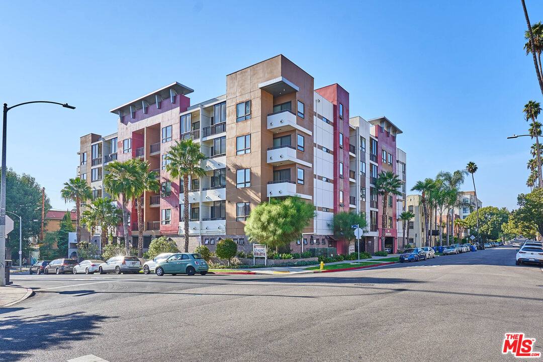 Apartment for rent at 345 S Gramercy Place #212, Los Angeles, CA 90020