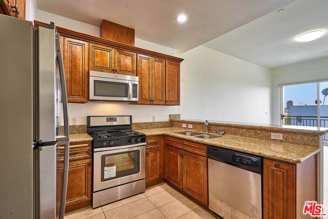 Apartment for rent at 345 S Gramercy Place #212, Los Angeles, CA 90020