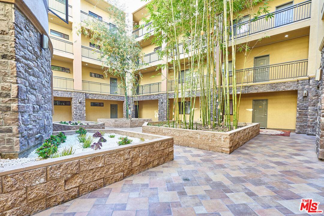 Apartment for rent at 345 S Gramercy Place #212, Los Angeles, CA 90020