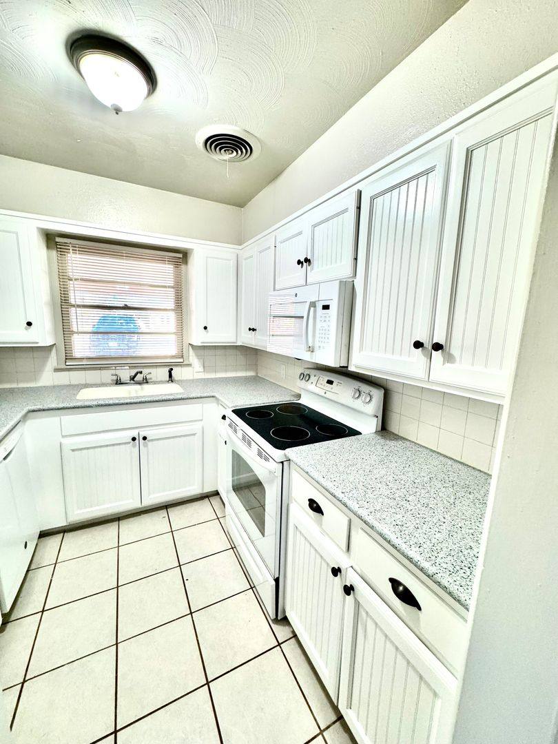 Apartment for rent at 3221 33rd, Lubbock, TX 79410
