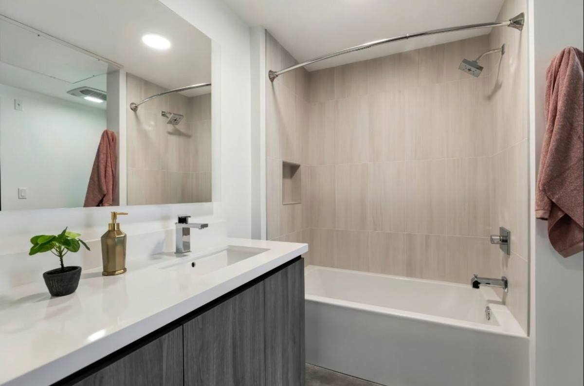 Apartment for rent at 11036 Moorpark St, North Hollywood, CA 91602