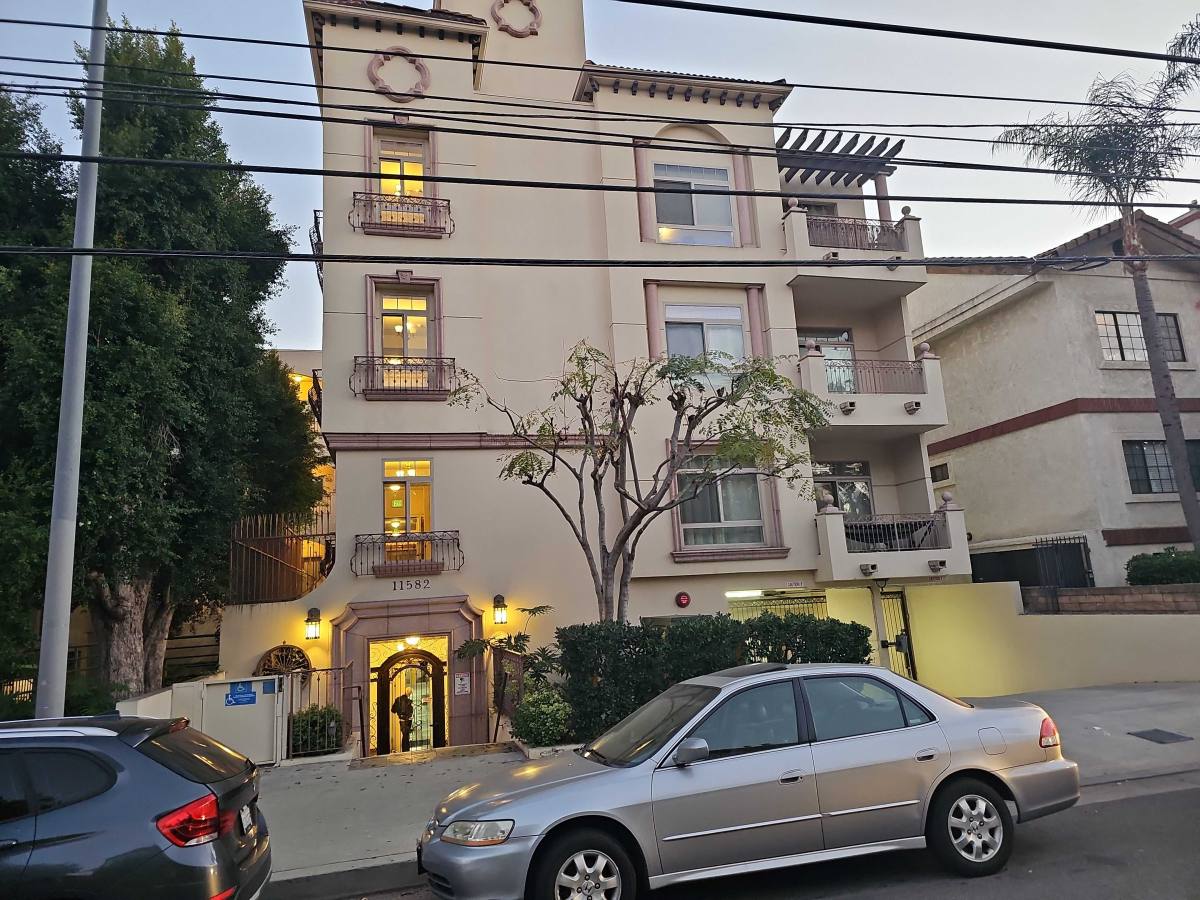 Apartment for rent at 11582 Moorpark St #201, North Hollywood, CA 91602