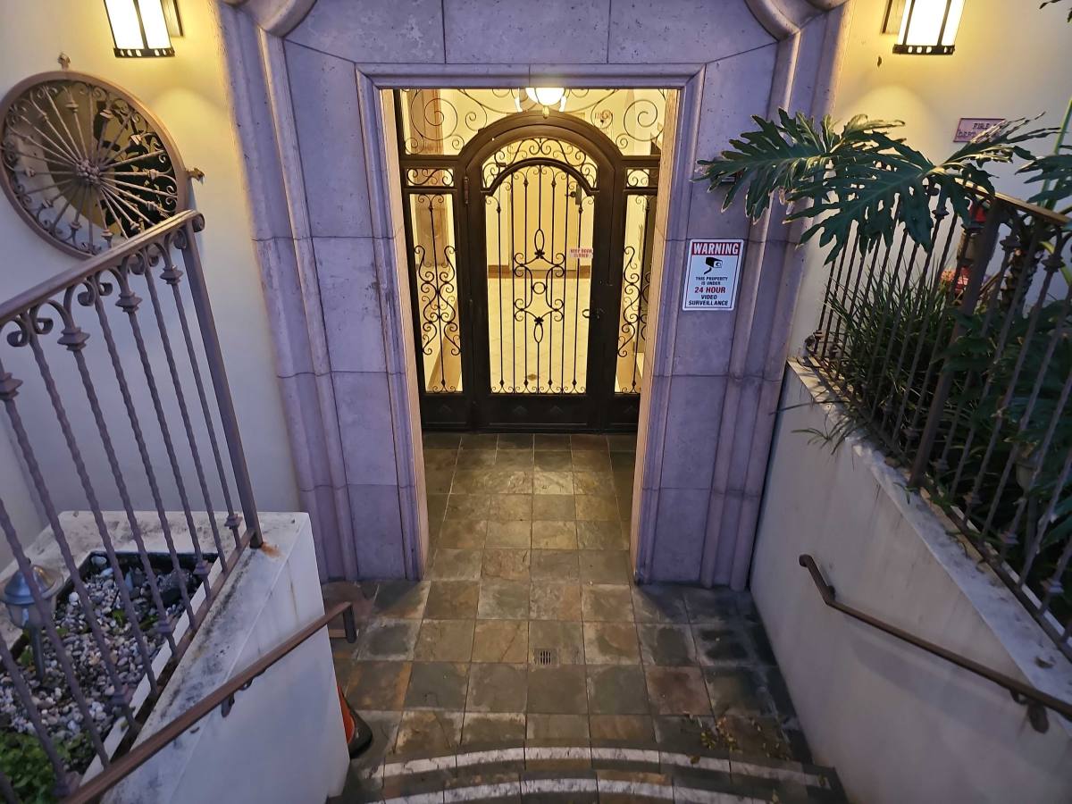 Apartment for rent at 11582 Moorpark St #201, North Hollywood, CA 91602