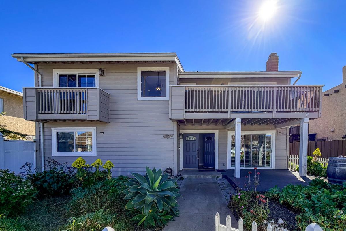 Townhouse for rent at 4950 Nautilus St, Oxnard, CA 93035