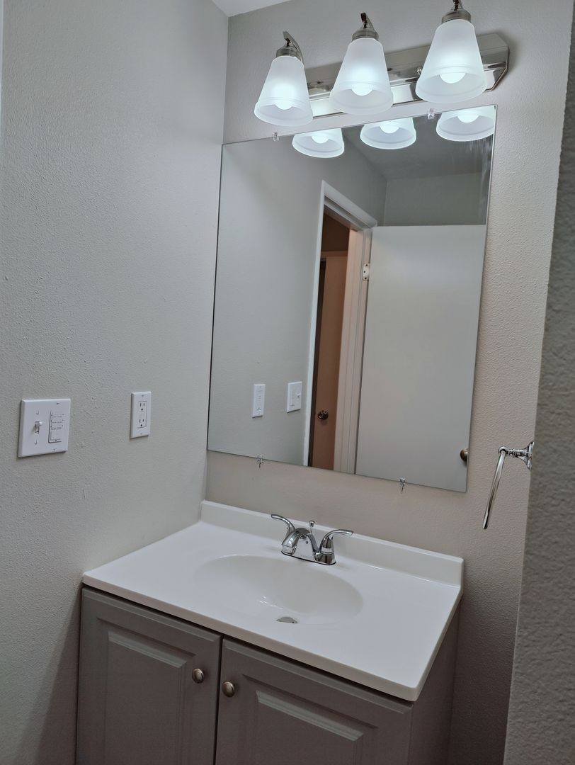 Apartment for rent at 605 NW Adams St, McMinnville, OR 97128