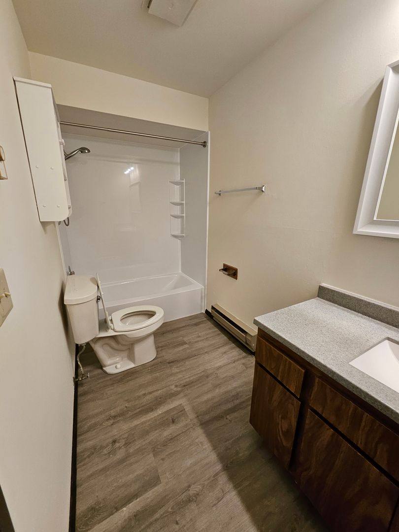 Apartment for rent at 1315 Meadowcreek Dr, Pewaukee, WI 53072