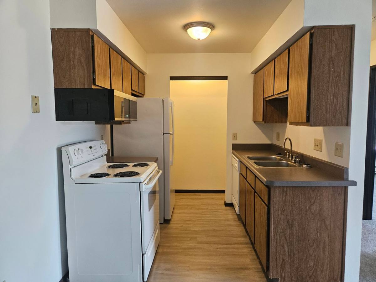 Apartment for rent at 1315 Meadowcreek Dr, Pewaukee, WI 53072