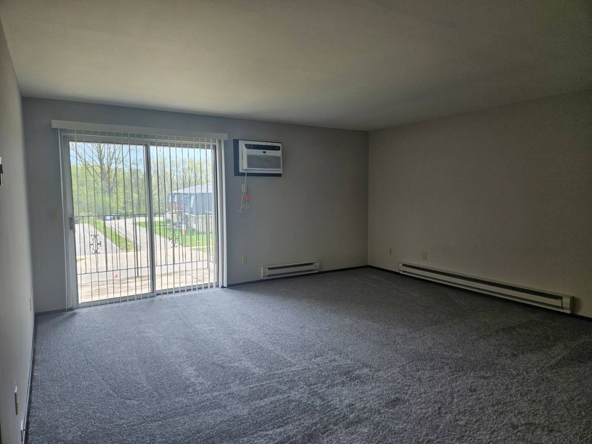 Apartment for rent at 1315 Meadowcreek Dr, Pewaukee, WI 53072