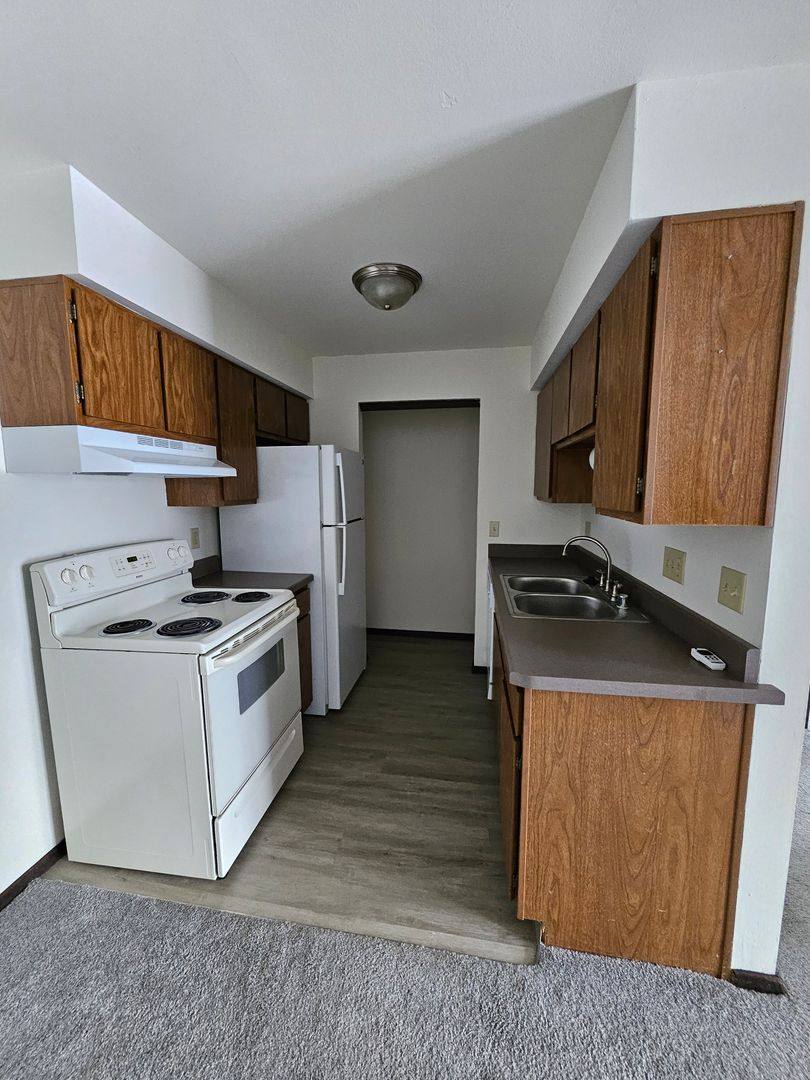 Apartment for rent at 1315 Meadowcreek Dr, Pewaukee, WI 53072