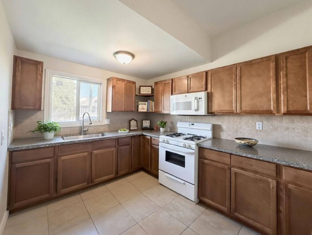 Apartment for rent at 1252 W 37th Dr, Los Angeles, CA 90007