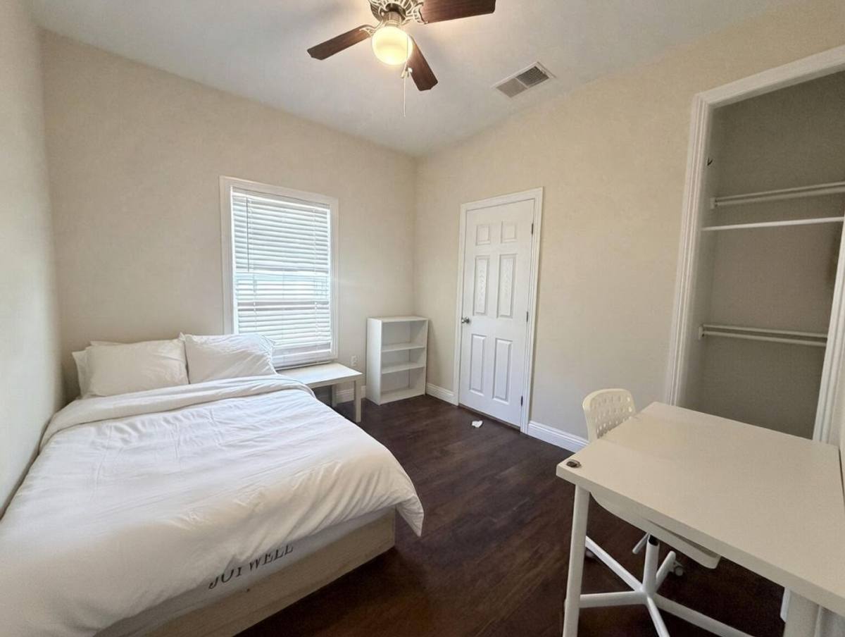 Apartment for rent at 1252 W 37th Dr, Los Angeles, CA 90007