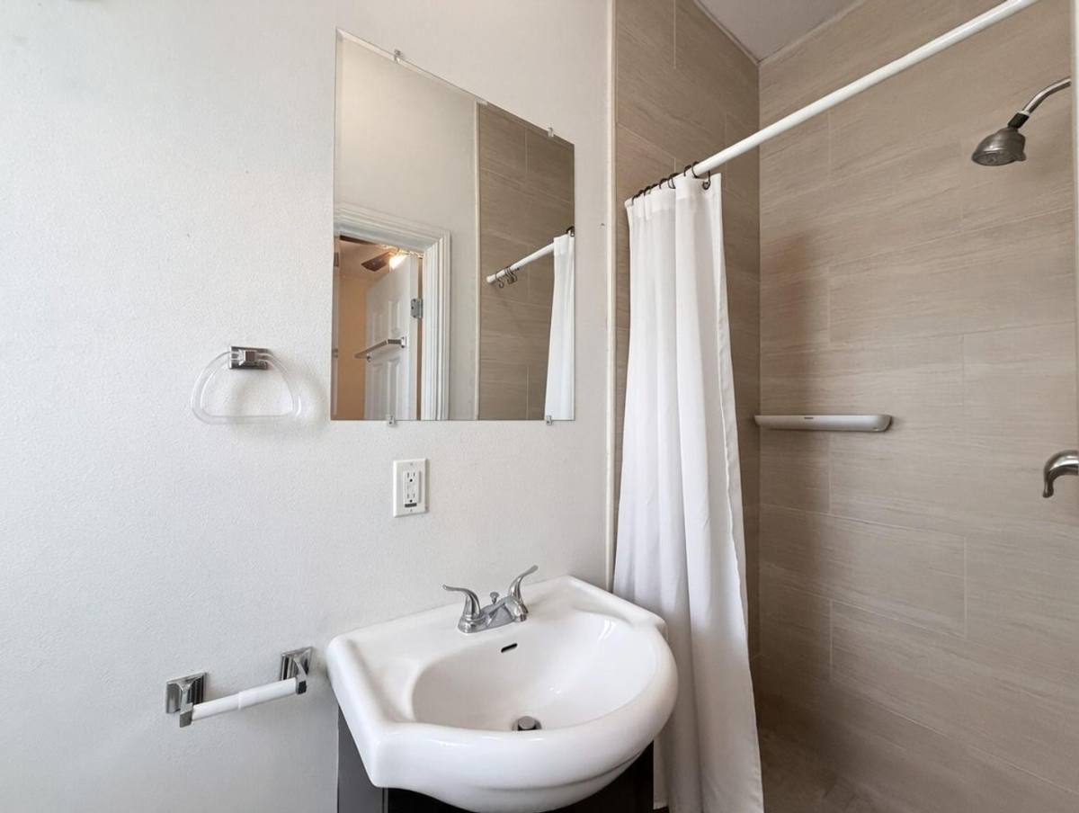 Apartment for rent at 1252 W 37th Dr, Los Angeles, CA 90007