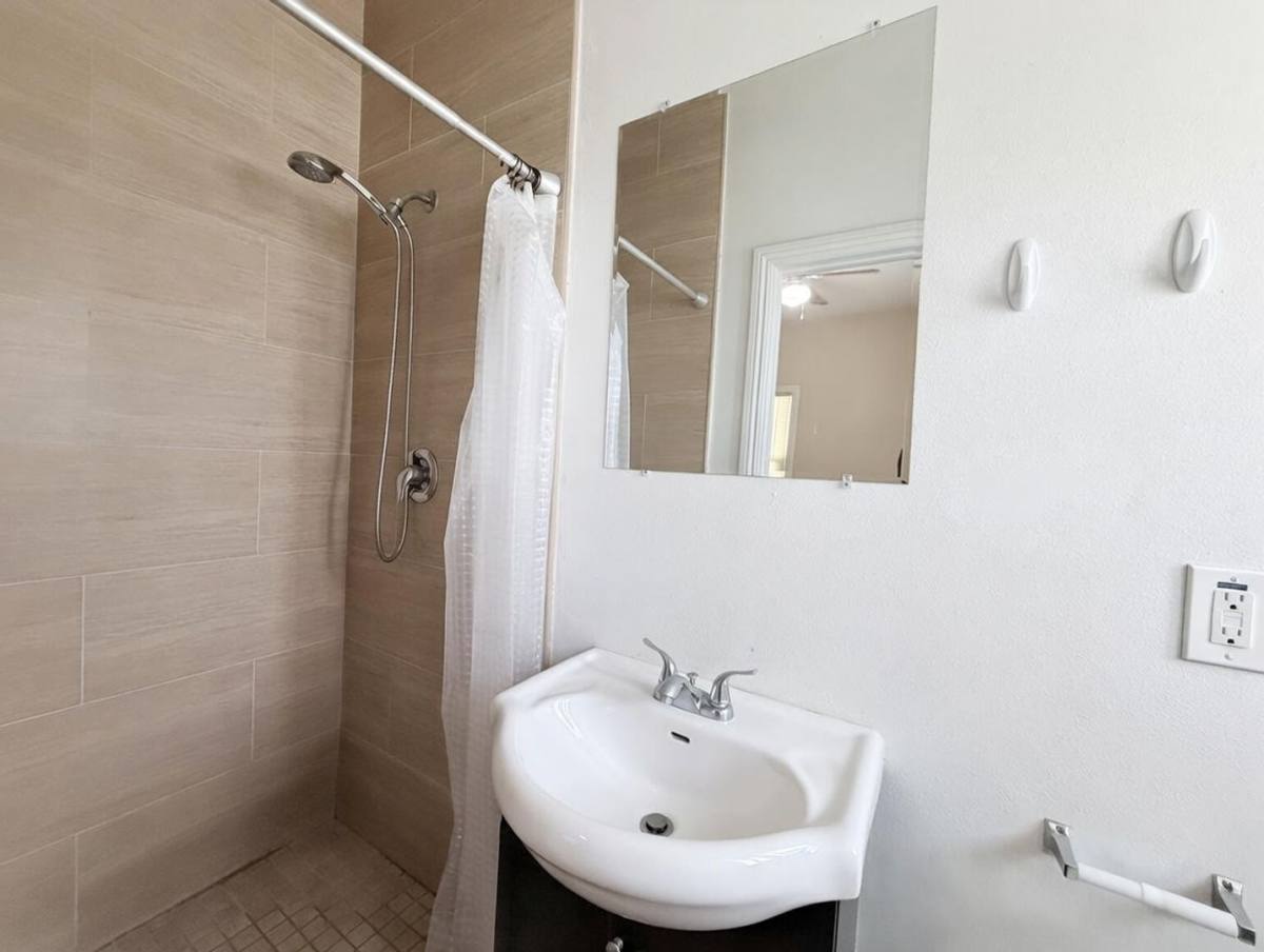 Apartment for rent at 1252 W 37th Dr, Los Angeles, CA 90007