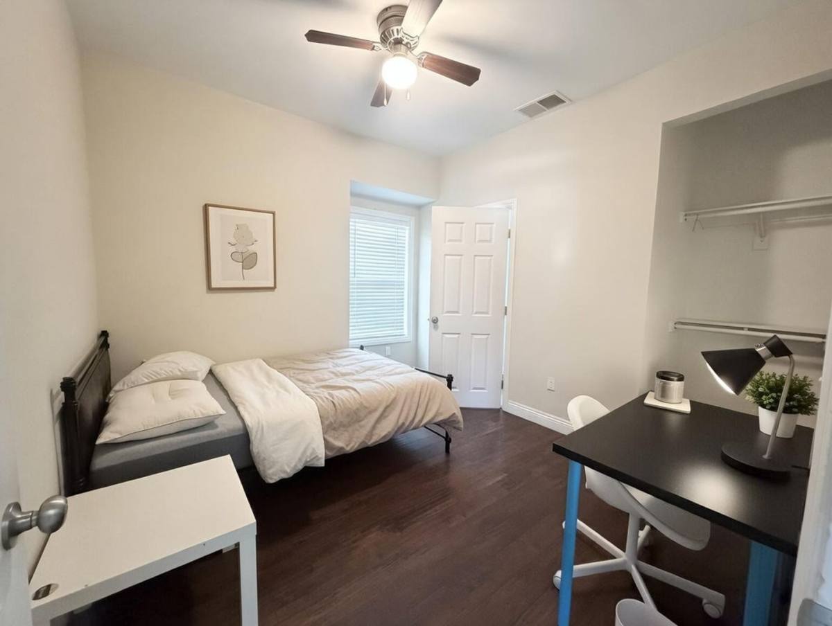 Apartment for rent at 1252 W 37th Dr, Los Angeles, CA 90007