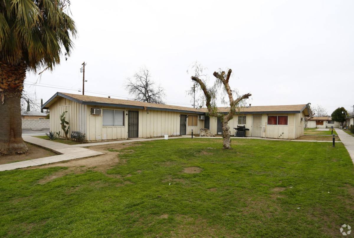 Apartment for rent at 132 L St, Bakersfield, CA 93304
