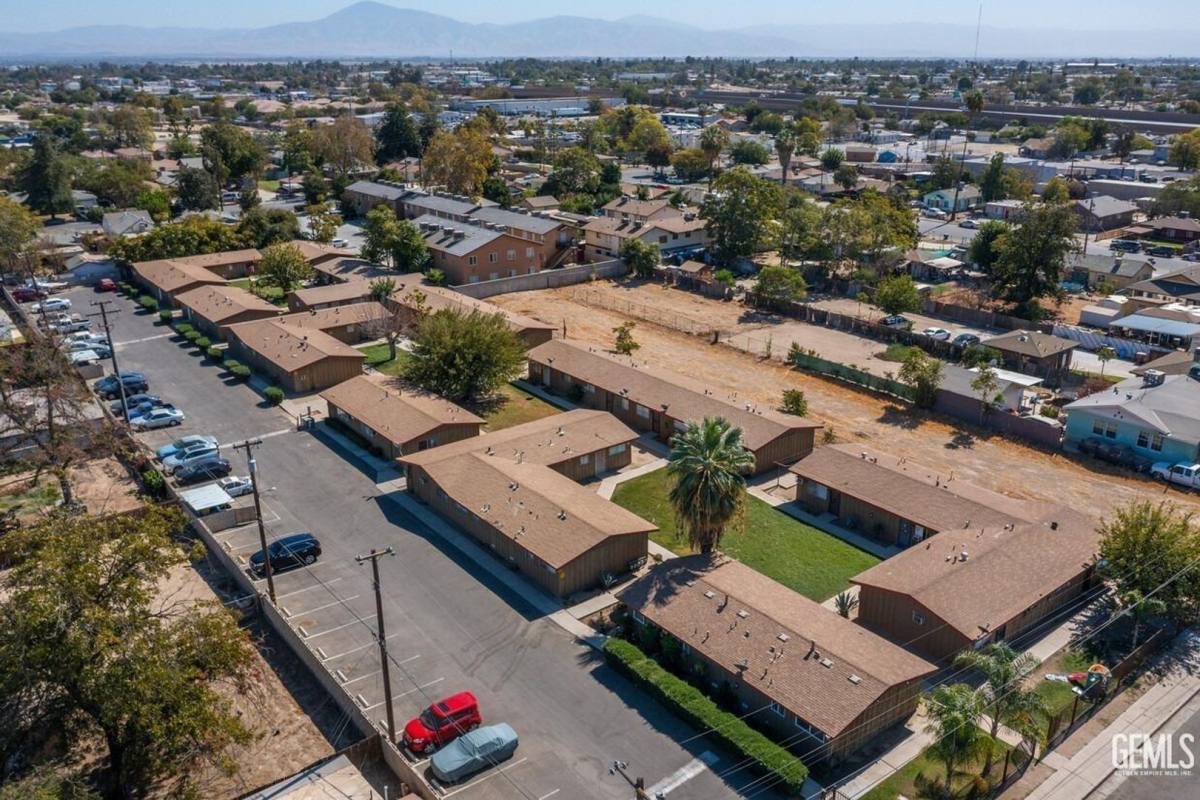 Apartment for rent at 132 L St, Bakersfield, CA 93304