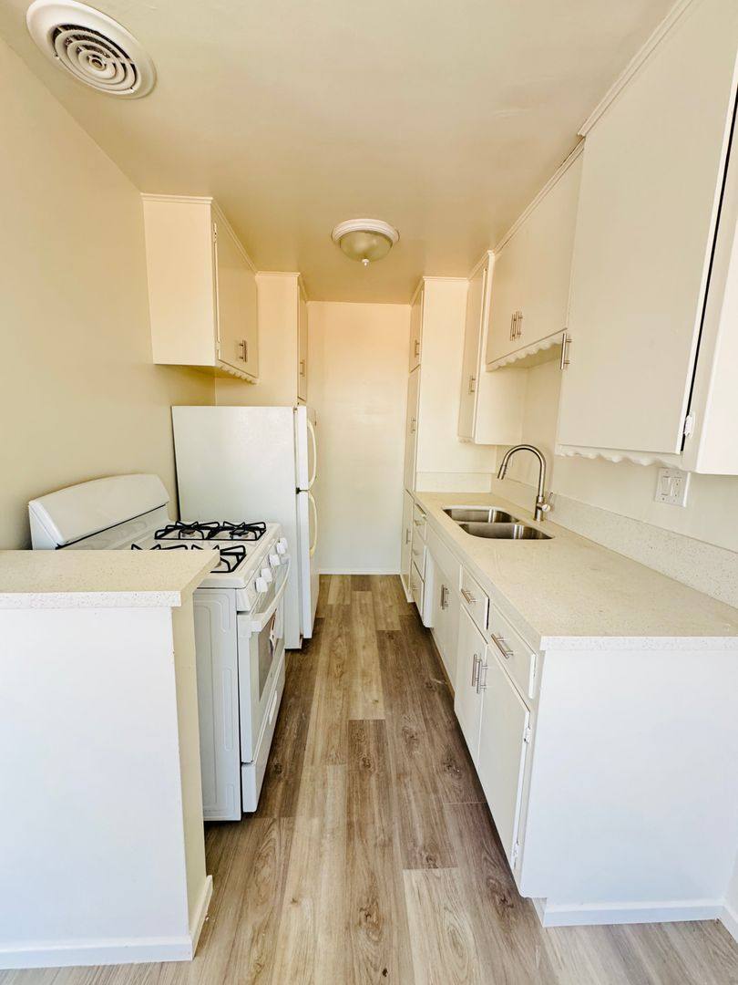 Apartment for rent at 1049 N Mariposa Ave, Los Angeles, CA 90029