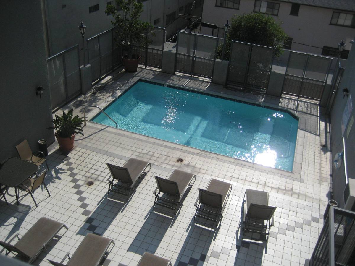 Apartment for rent at 1425 N Sierra Bonita Ave, Los Angeles, CA 90046