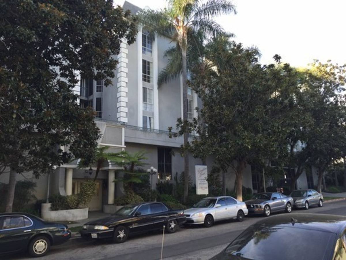 Apartment for rent at 1425 N Sierra Bonita Ave, Los Angeles, CA 90046