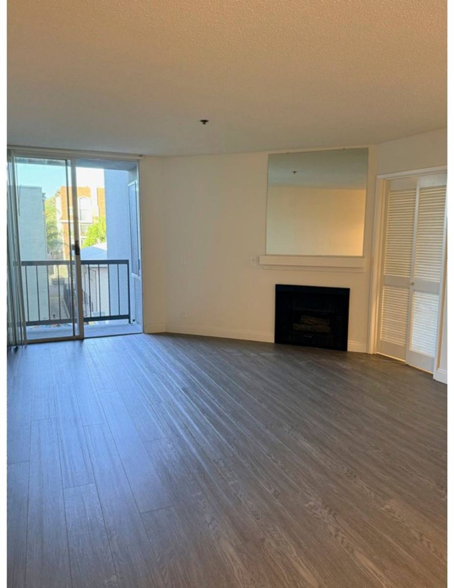 Apartment for rent at 1425 N Sierra Bonita Ave, Los Angeles, CA 90046