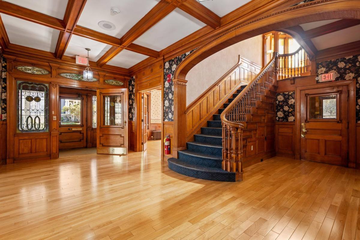 Apartment for rent at 7 Oak St #1, Worcester, MA 01609