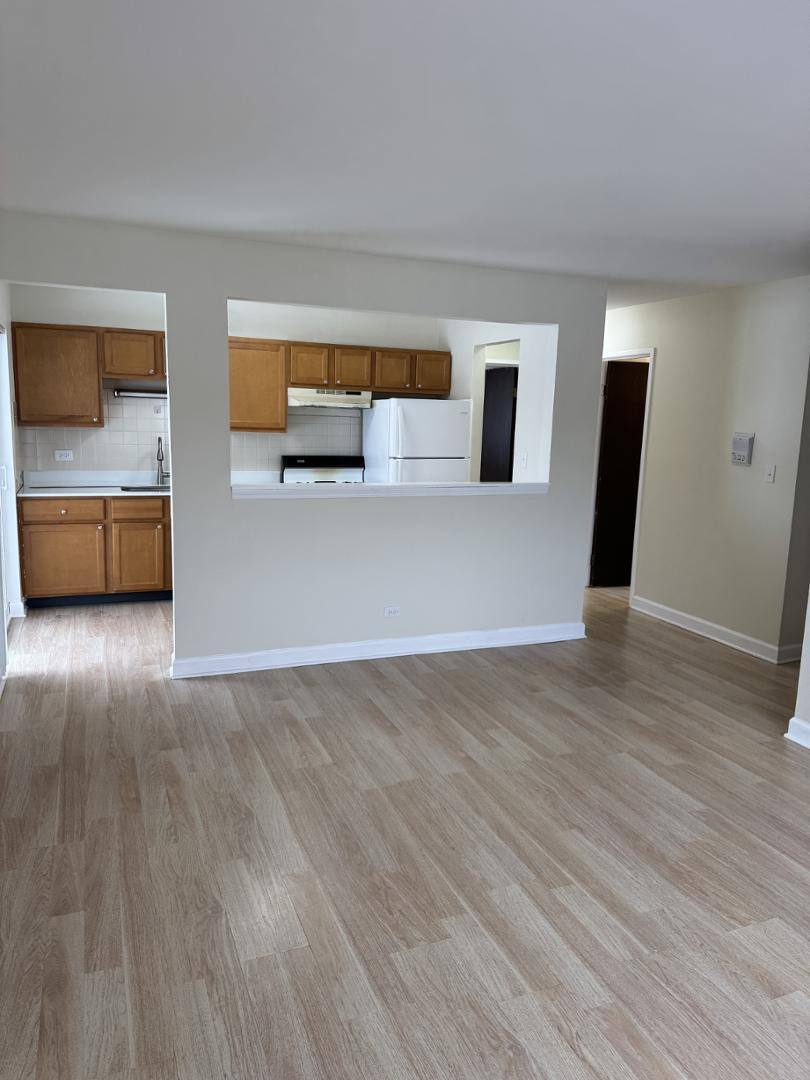 House for rent at 700 W Ivanhoe Lane #2A, Mount Prospect, IL 60056