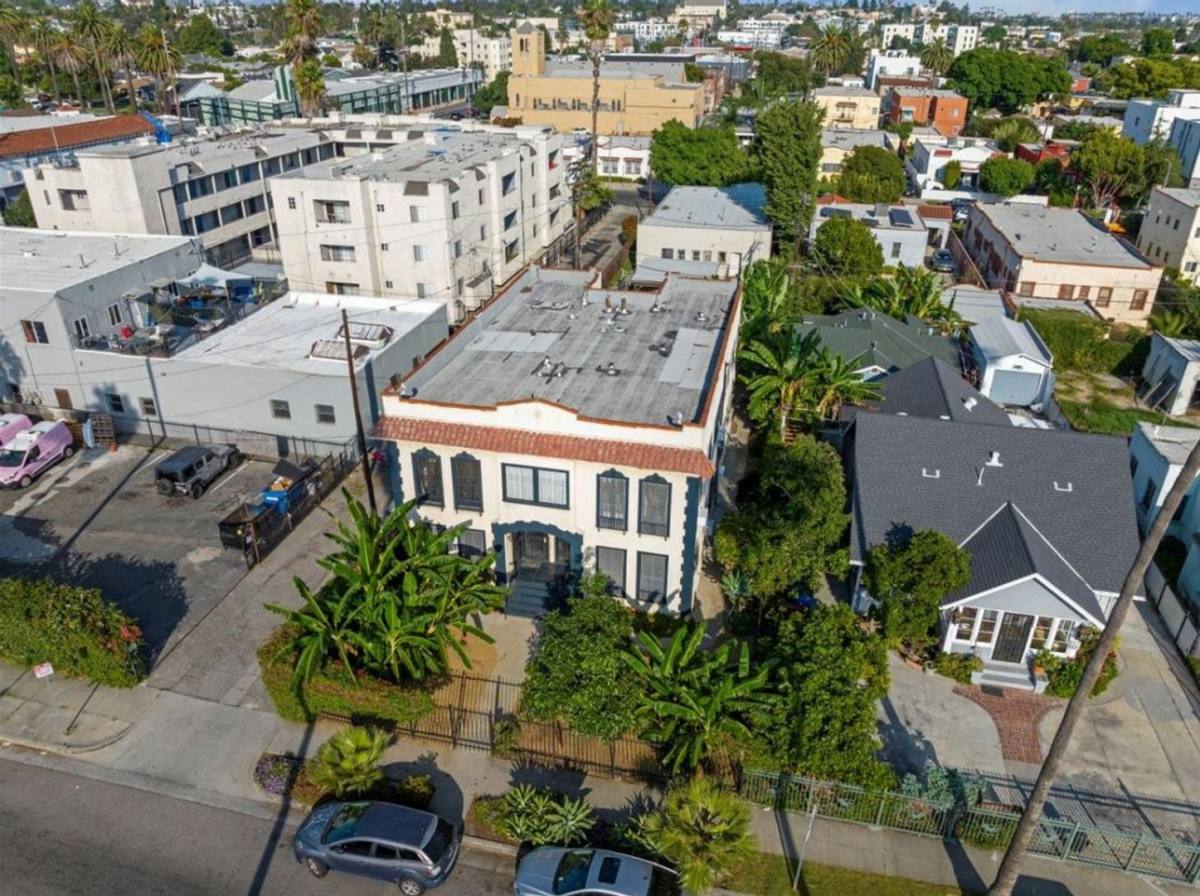 Apartment for rent at 2616-2618 Buckingham Rd, Los Angeles, CA 90016