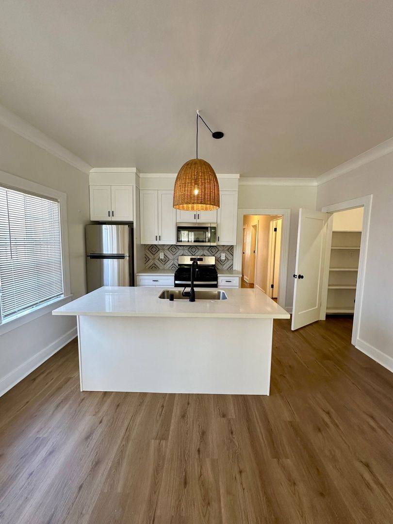 Apartment for rent at 2616-2618 Buckingham Rd, Los Angeles, CA 90016