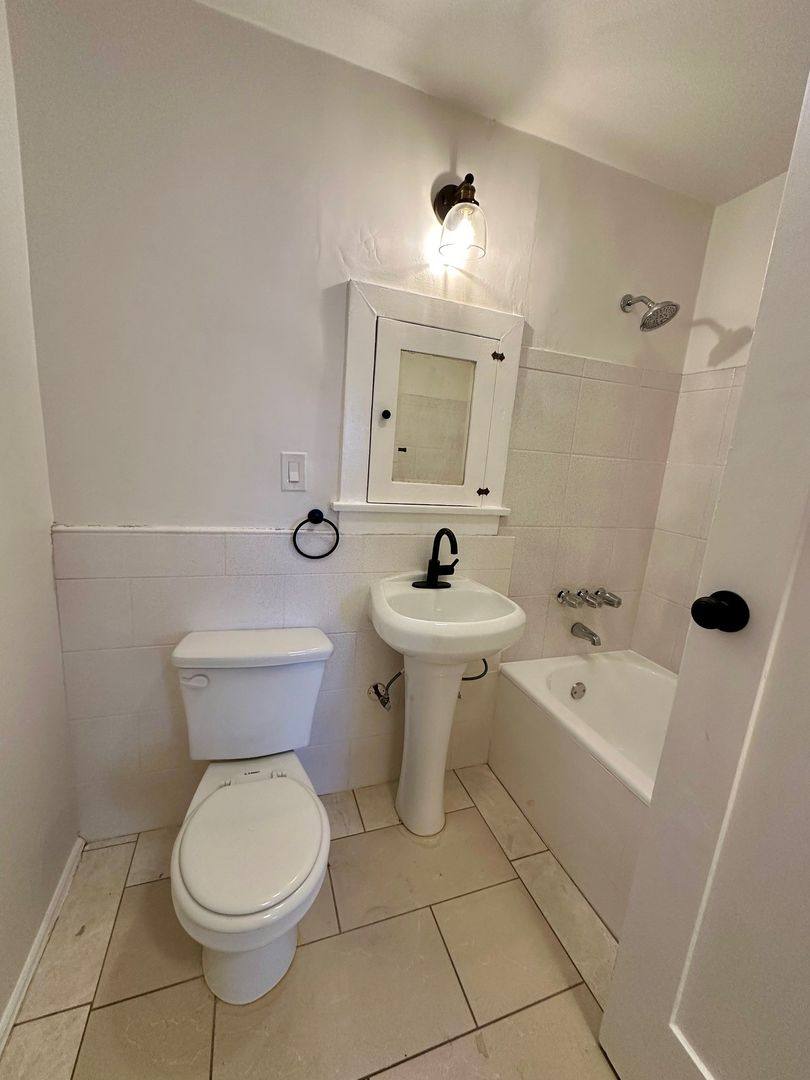 Apartment for rent at 2616-2618 Buckingham Rd, Los Angeles, CA 90016