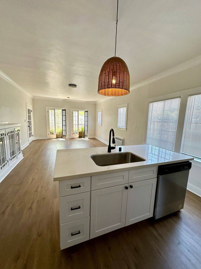 Apartment for rent at 2616-2618 Buckingham Rd, Los Angeles, CA 90016